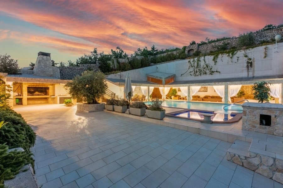 Tawerna z basenem i grillem