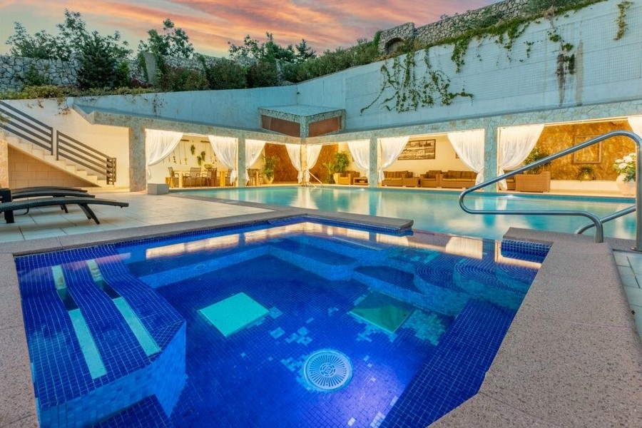 Podgrzewany basen na przestronnym terenie