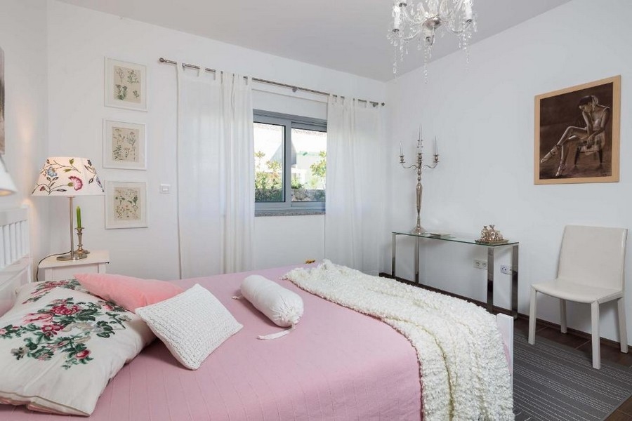 Jasna sypialnia z oknem