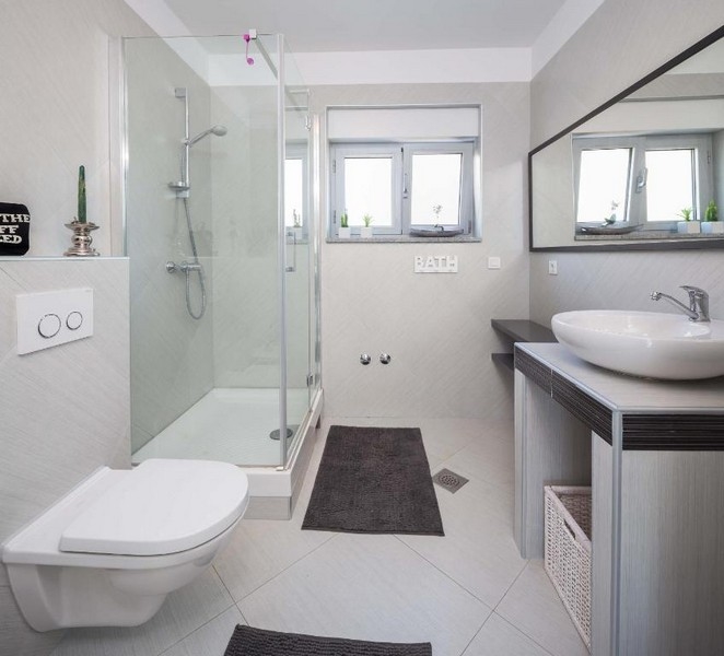 Łazienka z prysznicem i oknem