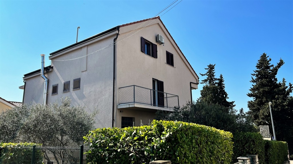 Tył domu H2568, Chorwacja - Panorama harcerska.