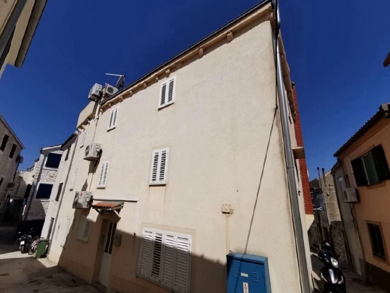 Na sprzedaż kamienica w Betina w Chorwacji - widok z zewnątrz i elewacja.