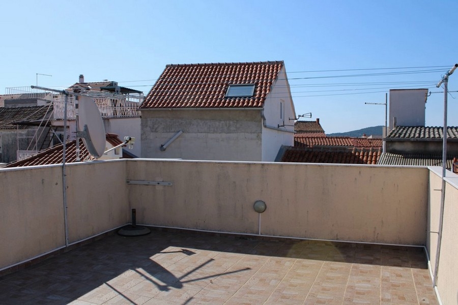 Przestronny taras na dachu z widokiem na miasto, Betina, Chorwacja.