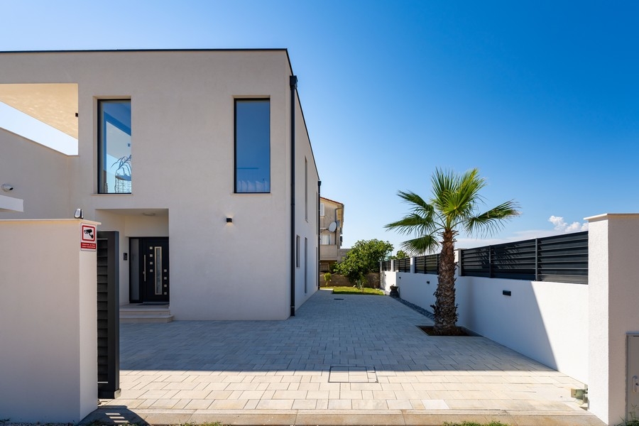 Dom z dużym tarasem