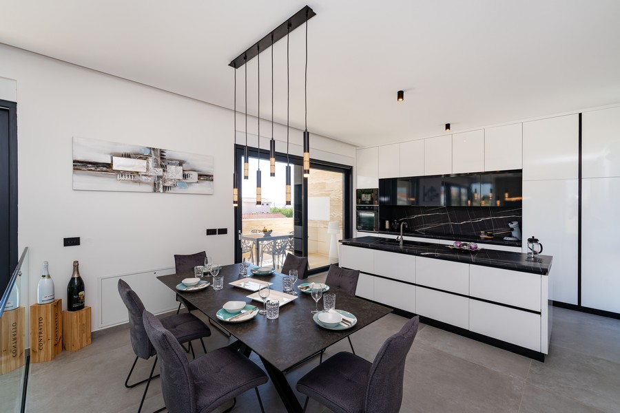 Przestronny taras z widokiem na basen i morze