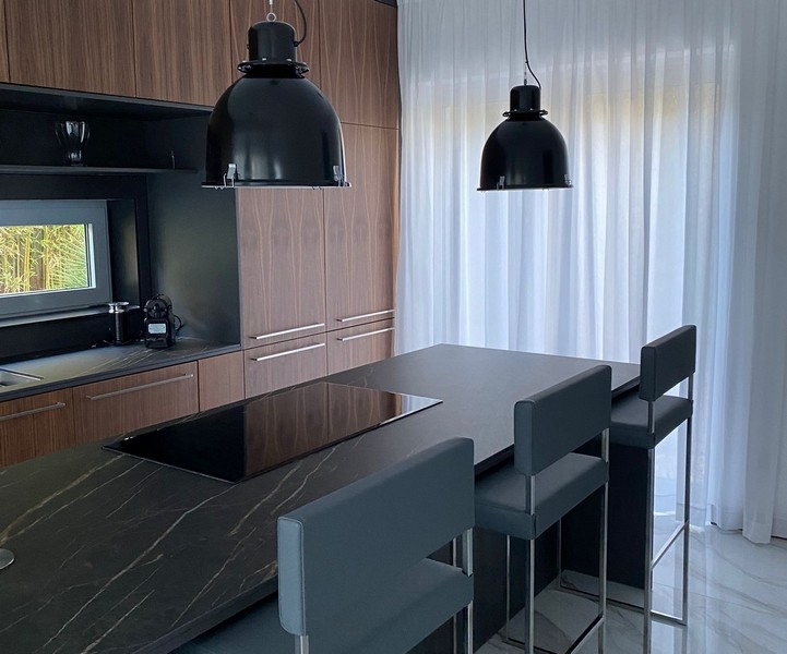 Wysokiej jakości wyposażona kuchnia z widokiem na morze