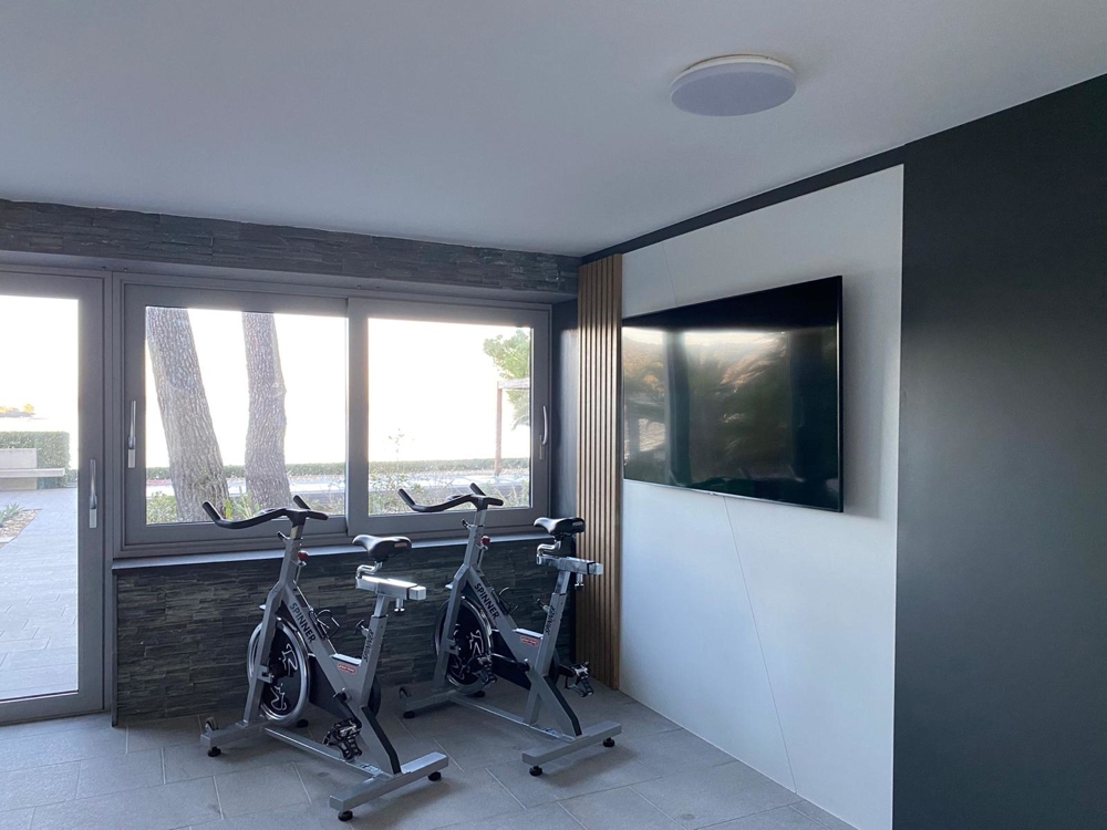 Sala fitness z wyposażeniem