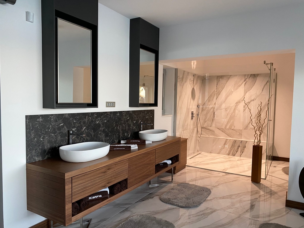 Duże łazienki z prysznicem lub wanną