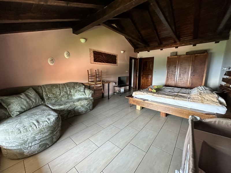 Sypialnia z podwójnym łóżkiem.