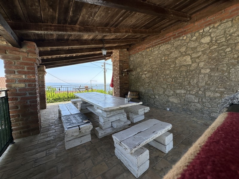 Taras z jadalnią i widokiem na morze.