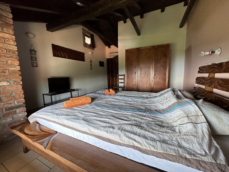 Sypialnia w stylu rustykalnym.