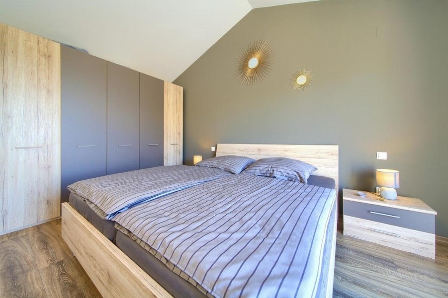 Podwójne łóżko w sypialni.