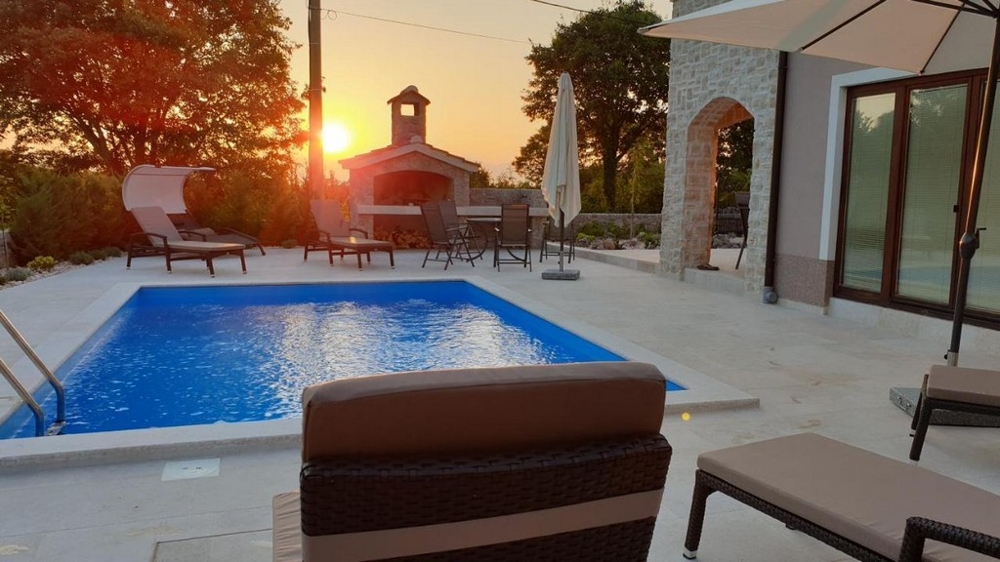 Basen na tarasie posesji H2586, Chorwacja - Panorama Harcerska.