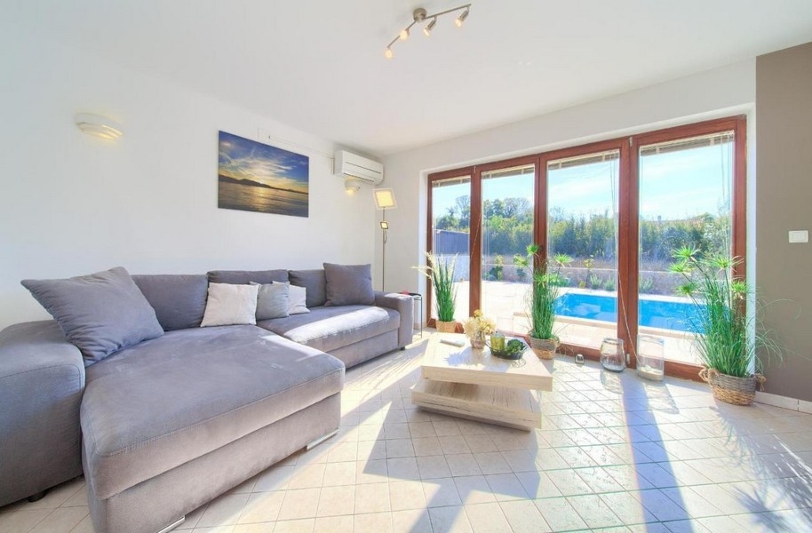 Pokój dzienny i widok na basen.