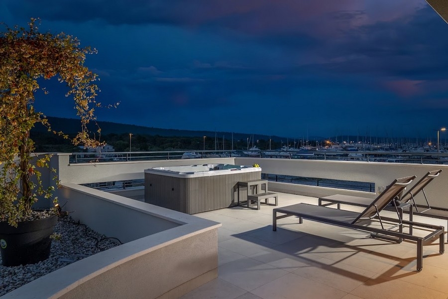 Taras na dachu z widokiem na przystań Bibinje.