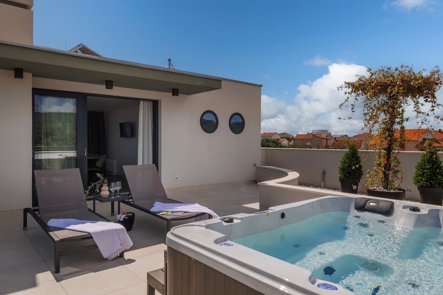 Taras na dachu z jacuzzi.