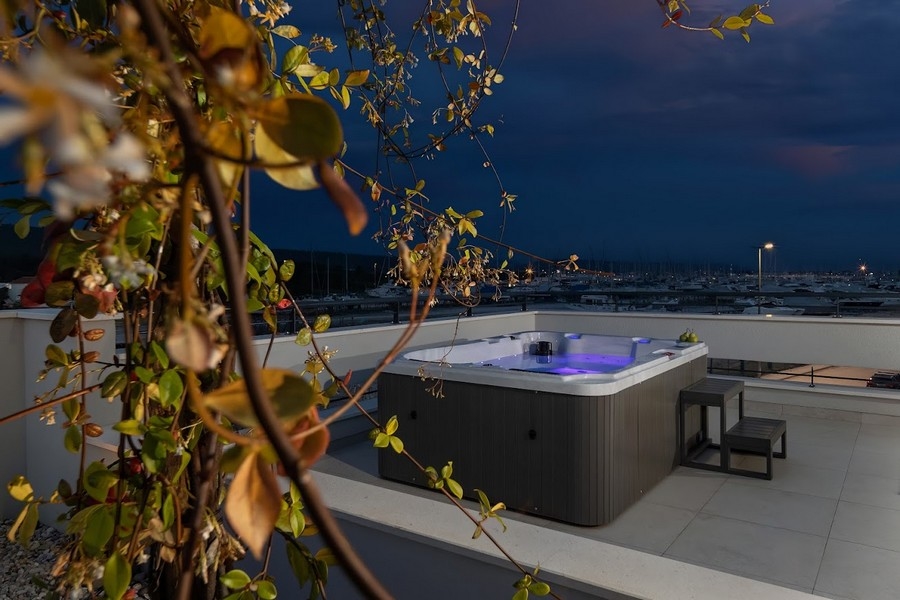 Wieczorna atmosfera na tarasie na dachu.