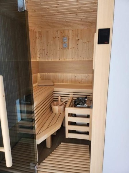 Sauna z drewnianymi ławkami