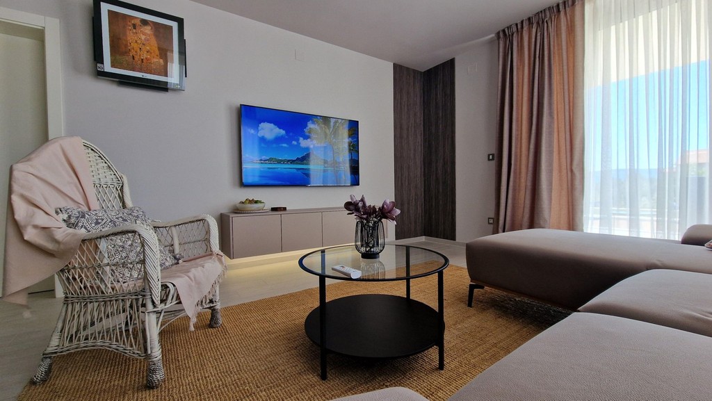 Salon z fotelem wiklinowym