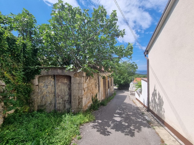 Kamienny dom z otoczonym murem ogrodem