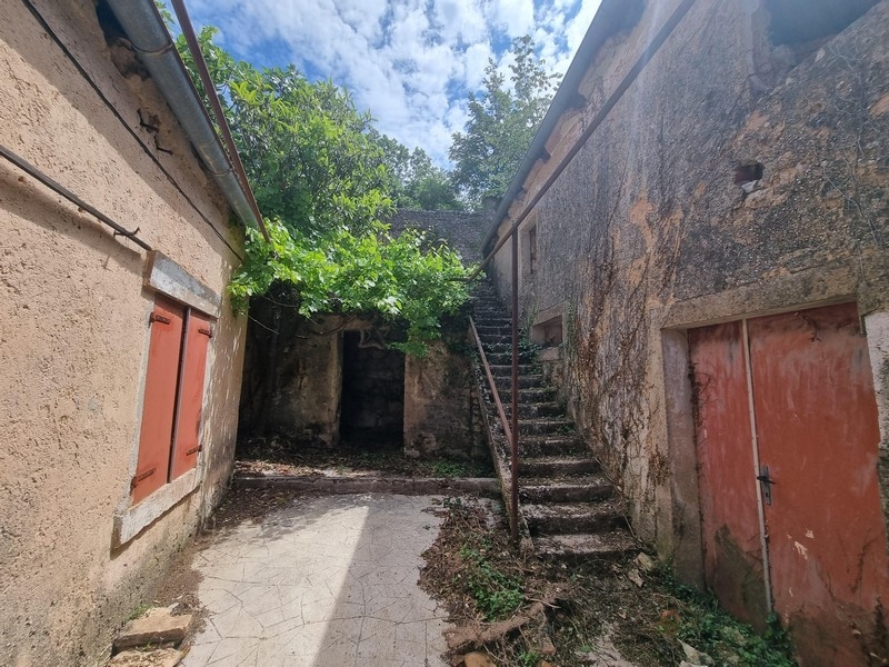 Kamienny dom ze stodołą i tawerną