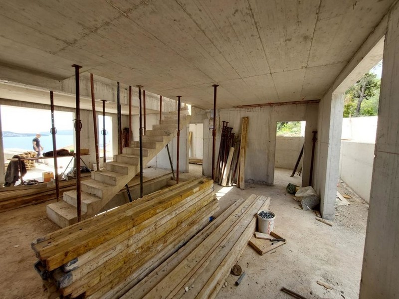 Jasna aranżacja wnętrz z dużymi frontami okiennymi