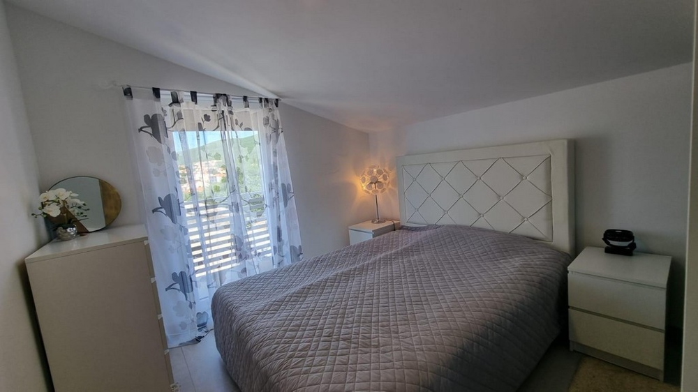 Jasna sypialnia z wyjściem na balkon