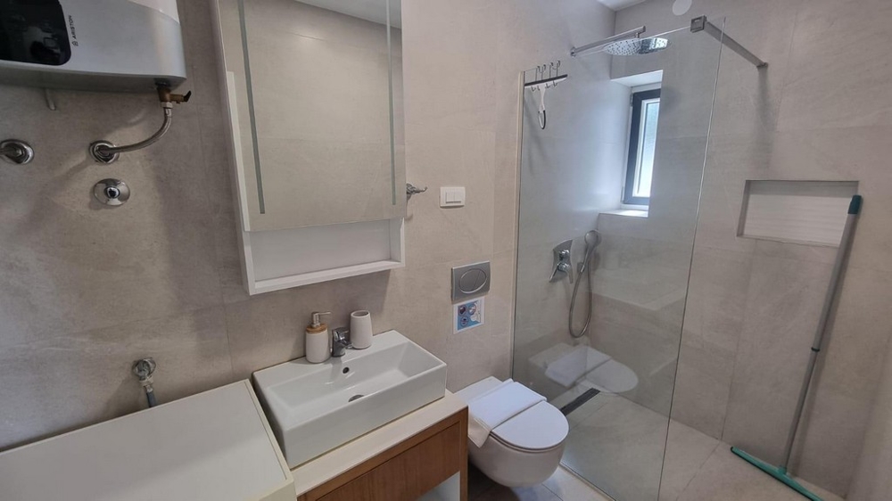 Nowoczesna łazienka z prysznicem