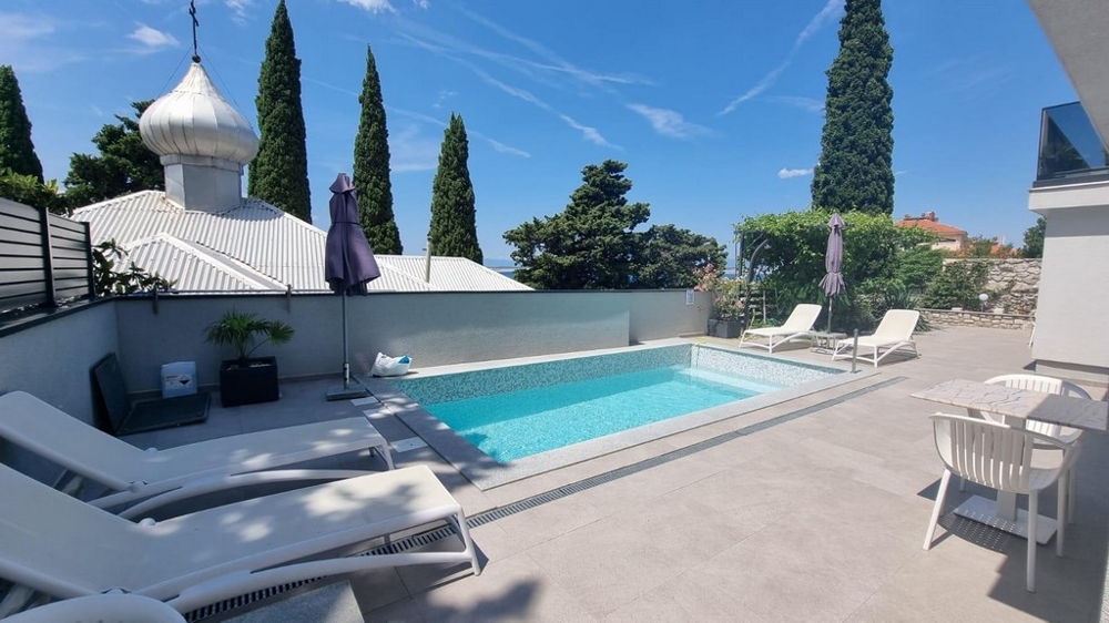 Wspólny basen z miejscem do opalania