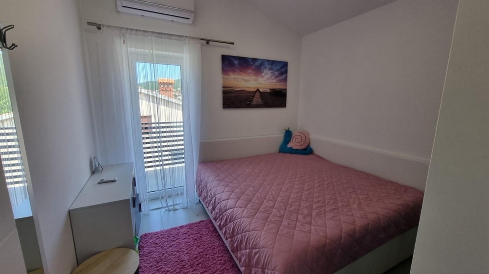 Jasna sypialnia z oknem