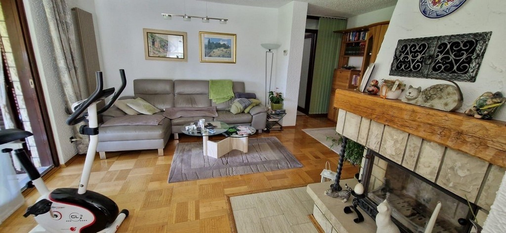 Jasny salon z wyjściem na zewnątrz i kominkiem