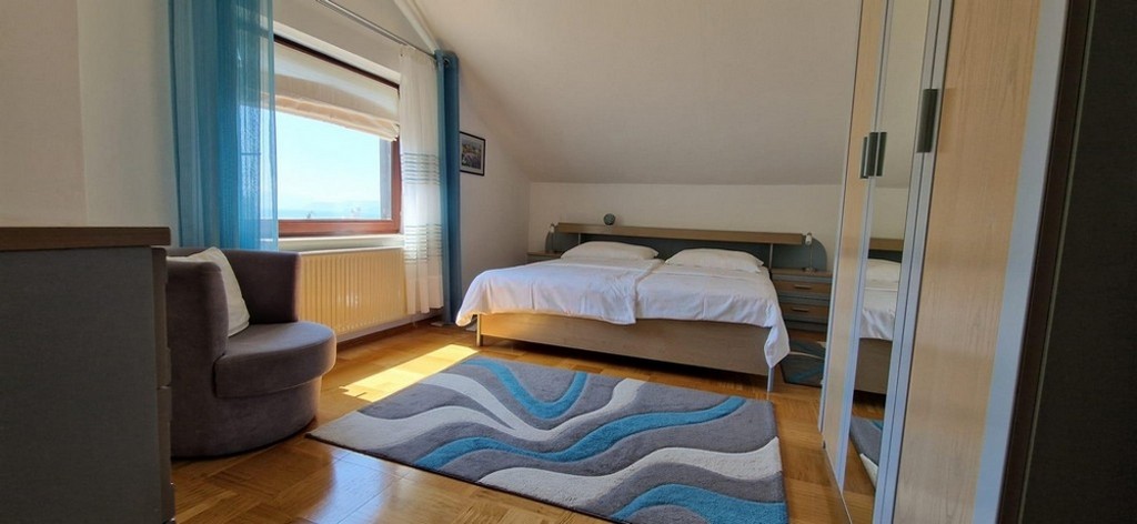 Sypialnia z oknem i widokiem na morze