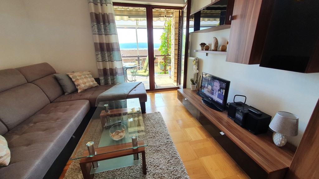Strefa dzienna z telewizorem i wyjściem na balkon