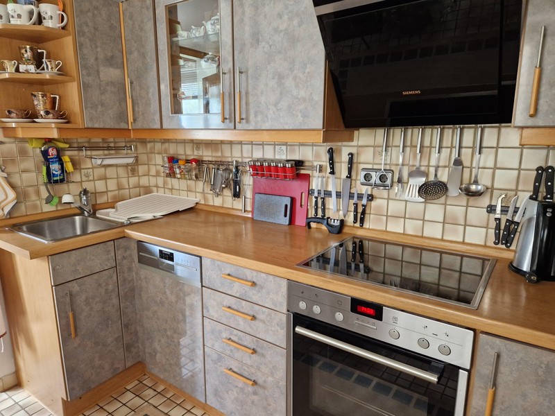 Kuchnia z płytą ceramiczną i okapem