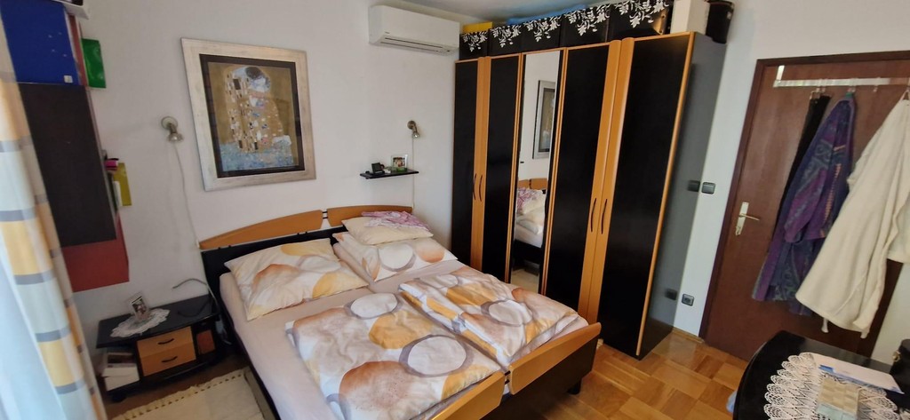 Sypialnia z dużą szafą