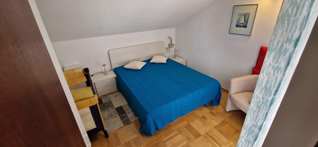 Sypialnia z niebieską narzutą