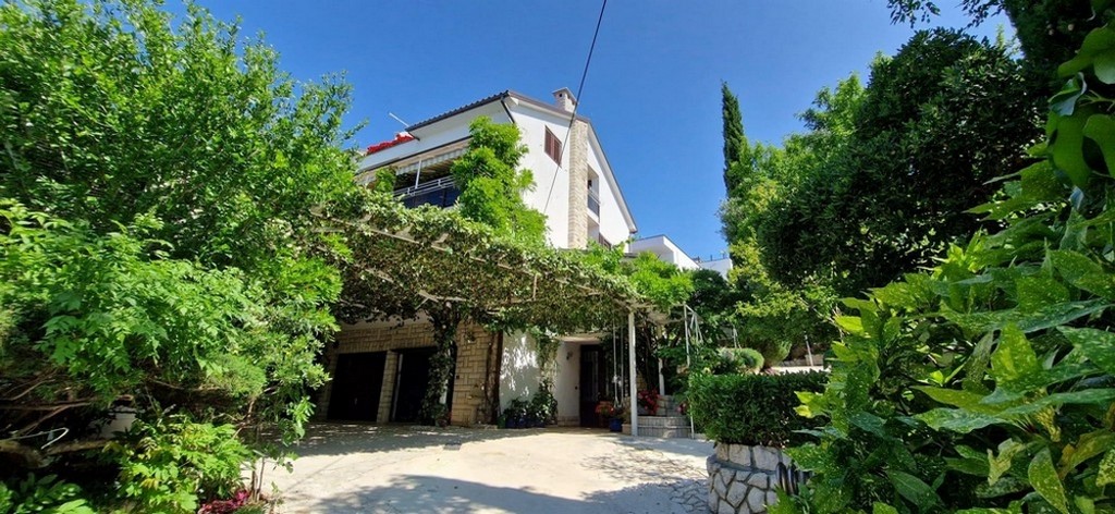 Duży dom z dużym ogrodem