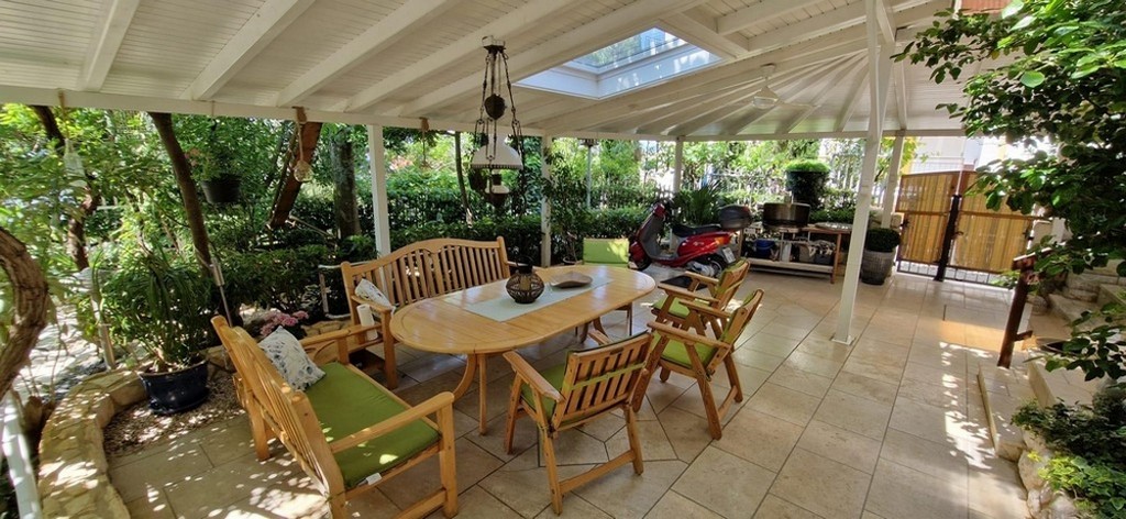 Zadaszony taras z dużą ilością miejsca