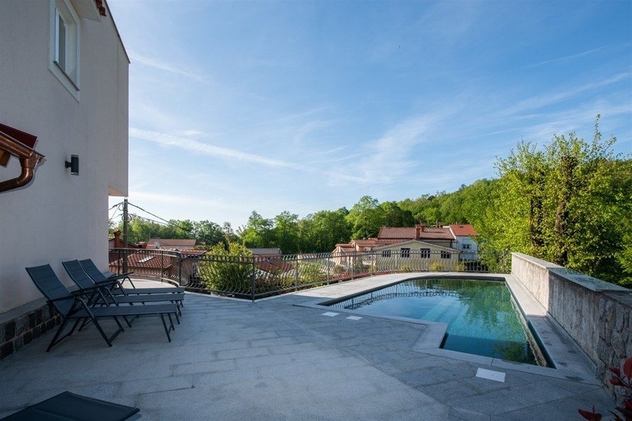 Dom wolnostojący z widokiem na morze w Matulij