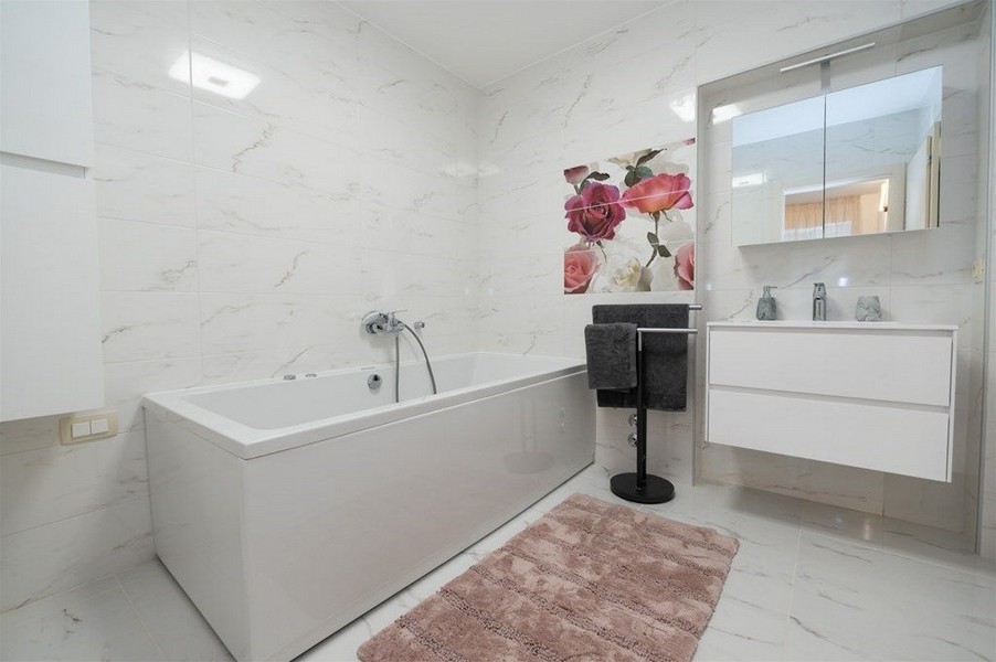 Jasna i duża łazienka z oknem