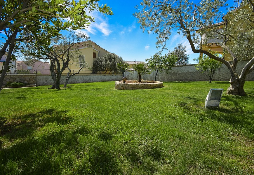 Zielony ogród na posesji H2618 w Vodicach w Chorwacji.