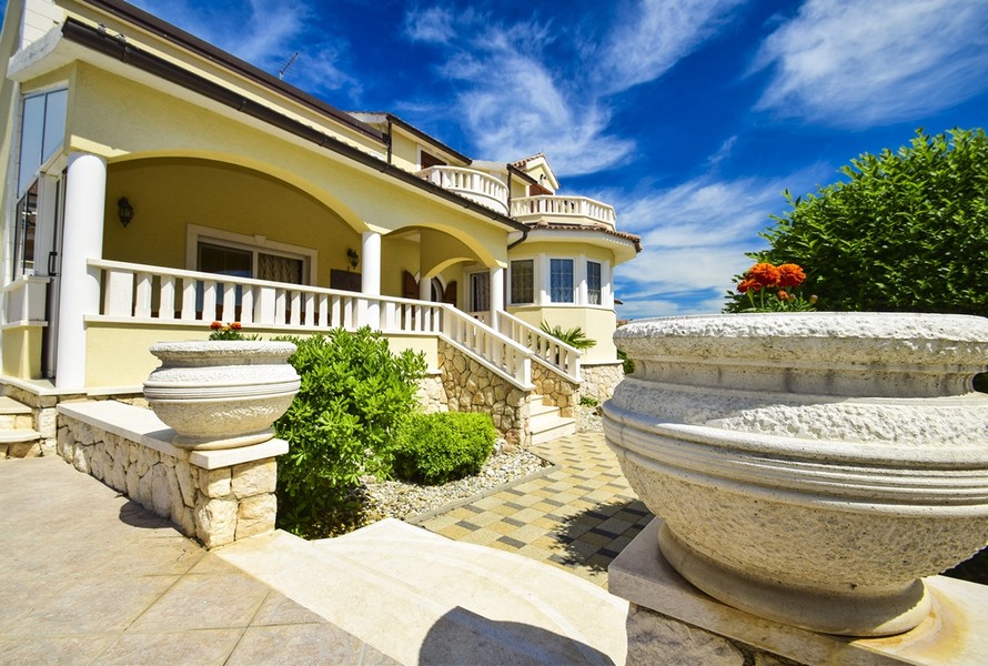 Wrażenia z zewnętrznej części willi - tutaj z roślinnością śródziemnomorską.