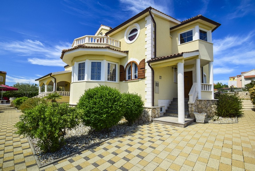 Widok z boku luksusowej willi H2618 w Chorwacji - Panorama Scouting.