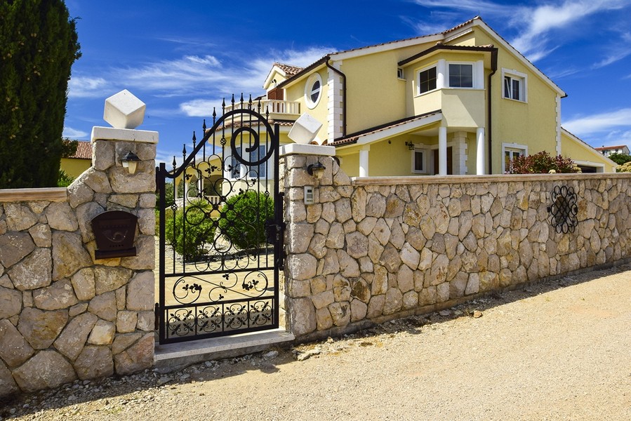 Brama wjazdowa na żeliwie.