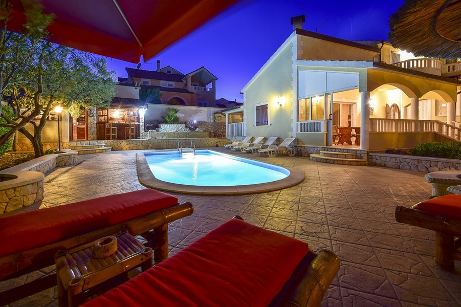 Willa H2618 w Chorwacji nocą z oświetlonym basenem.