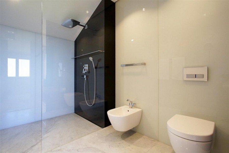 Duże i nowoczesne łazienki z prysznicami ze strumieniem deszczowym