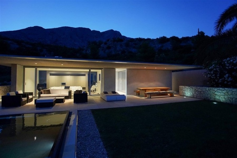 Domek letniskowy z basenem bez krawędzi z widokiem na morze