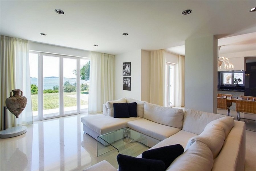 Jasne i otwarte pokoje z meblami