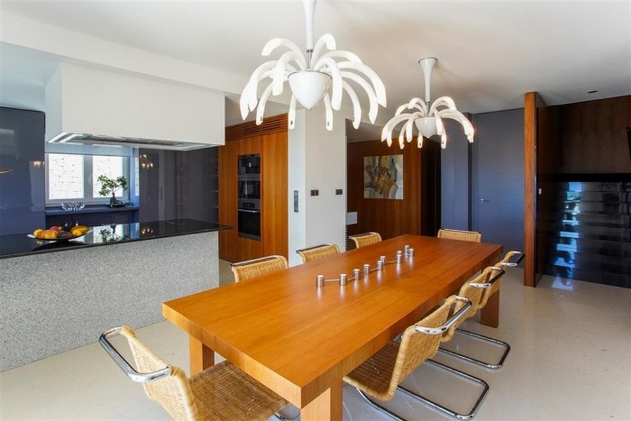 Duża i jasna jadalnia z dużą ilością miejsca