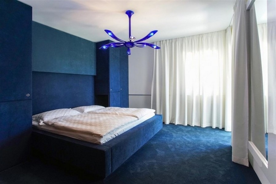 Sypialnie umeblowane z wyjściem na balkon